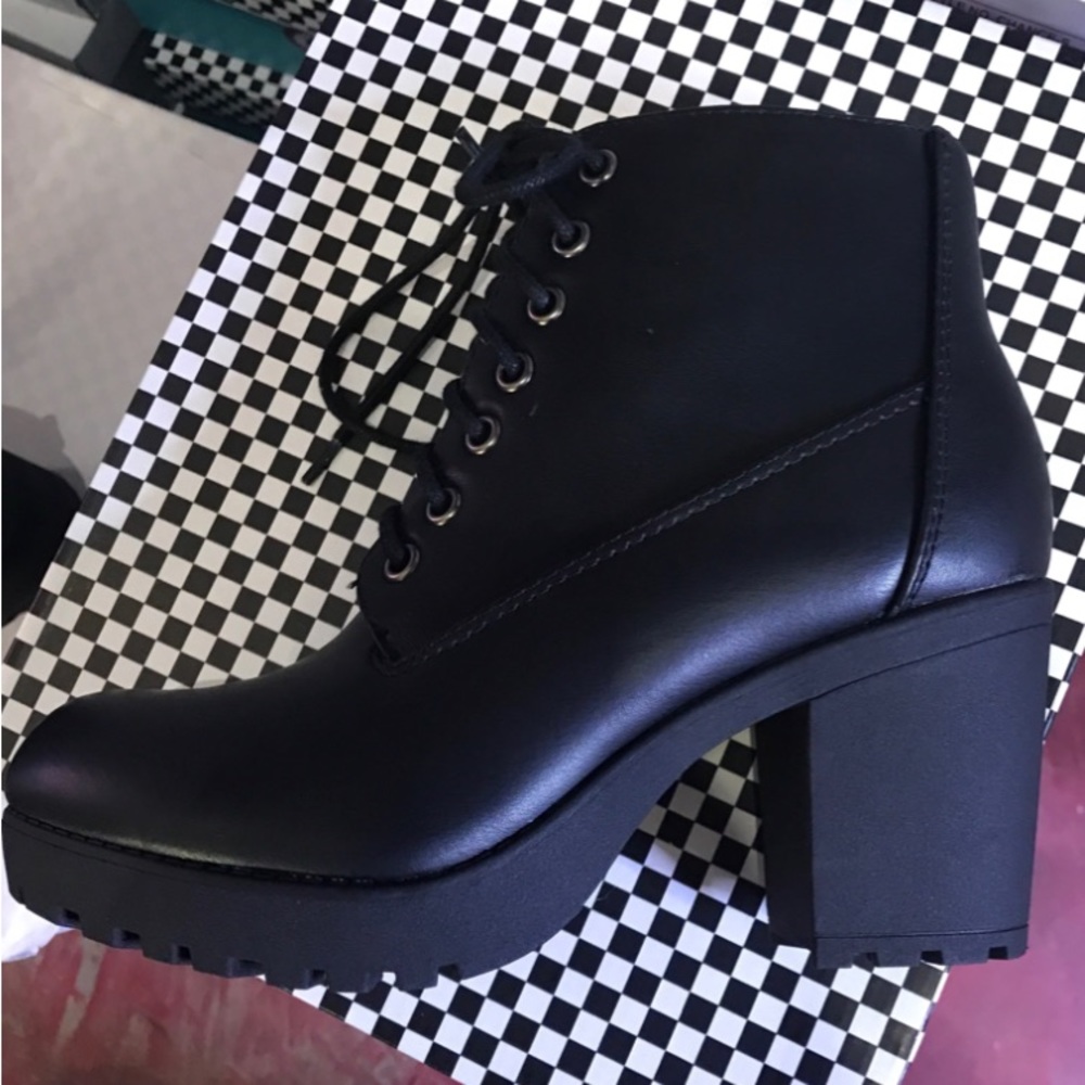 Matte Black Military Lace-Up Lug Heel Combat Boot - Picture 6 of 7